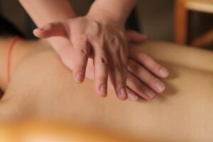 Delikatne peelingi do twarzy – jak exfoliować skórę bez podrażnień?